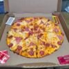 Pizza de jamon, salchicha y piña