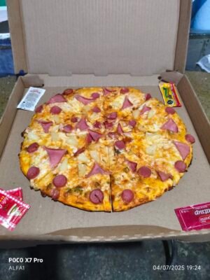 Pizza de jamon, salchicha y piña
