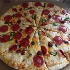 Pizza Familiar con Pepperoni, Chorizo y Jalapeño